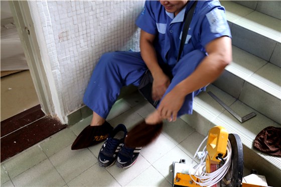 家具安裝謝師傅很有禮貌的和客戶打完招呼之后，快速的換上鞋套