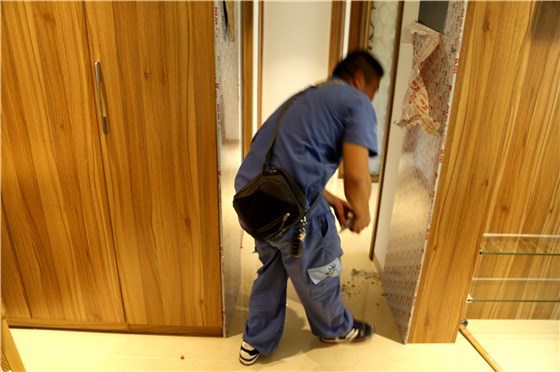 家具安裝完成后，謝師傅非常細心的清理垃圾