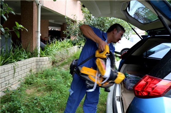安裝師傅將工具搬上車，準備去到下一個業(yè)主家