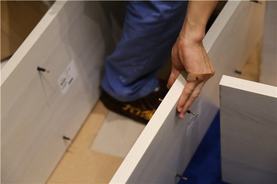 左右手家具安裝師傅磕磕碰碰常用的事情，手指受傷，繼續(xù)工作