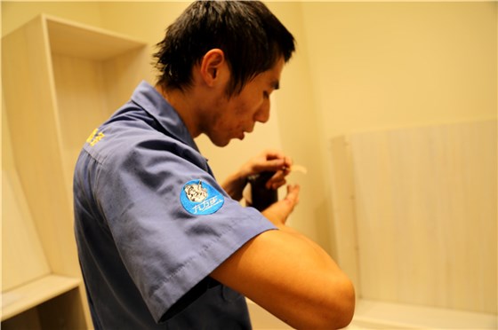 左右手家居安裝師傅手指受傷，用創(chuàng)可貼包扎