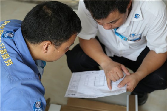 家具維修現(xiàn)場(chǎng)，家具維修工與管理者正在探討維修問(wèn)題