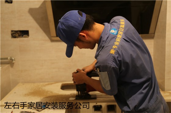 左右手家具安裝師傅正在進行櫥柜安裝 左右手家具安裝師傅正在進行櫥柜安裝