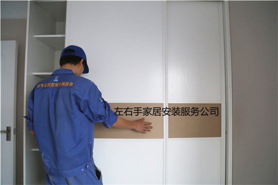 衣柜安裝師傅安裝推拉門(mén)衣柜 衣柜安裝師傅安裝推拉門(mén)衣柜