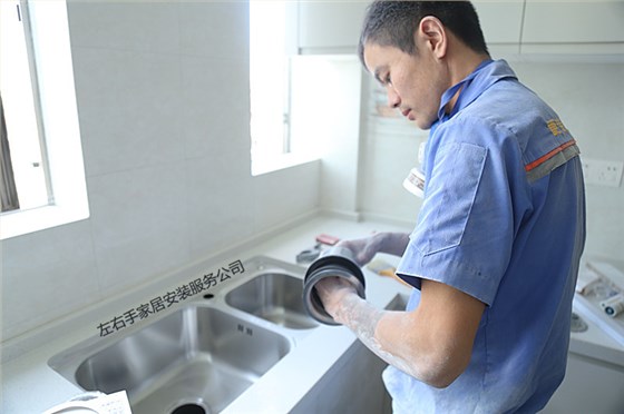安裝師傅在安裝水槽 安裝師傅在安裝水槽