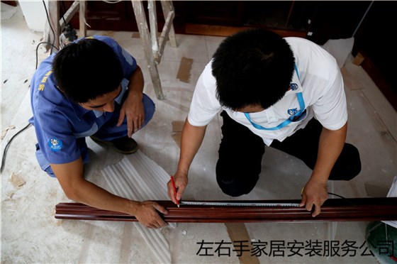 家具安裝師傅正在測(cè)量側(cè)板 家具安裝師傅正在測(cè)量側(cè)板