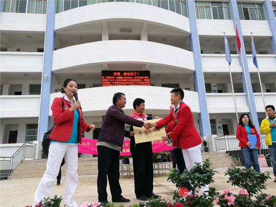 盧建華先生參與圖書捐贈儀式 盧建華先生參與圖書捐贈儀式