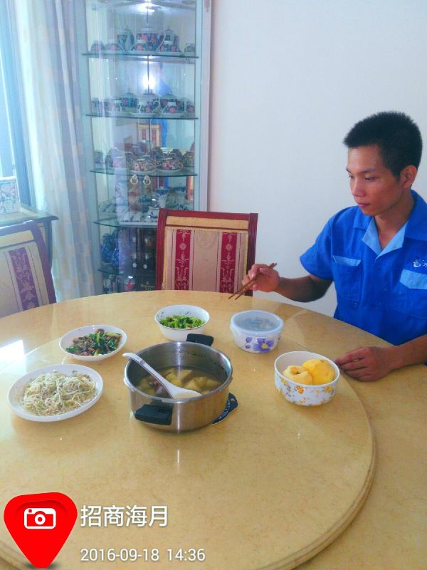 業(yè)主為表達(dá)感謝，請(qǐng)家具安裝師傅在家吃飯