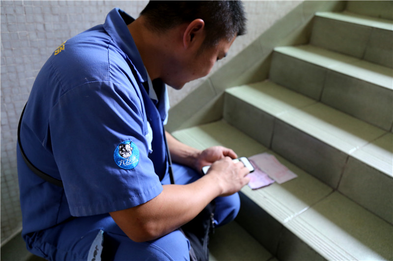 客戶還是沒(méi)有到，家具安裝謝師傅蹲在門(mén)口等，一邊等一邊處理今天要去的下一家客戶的資料