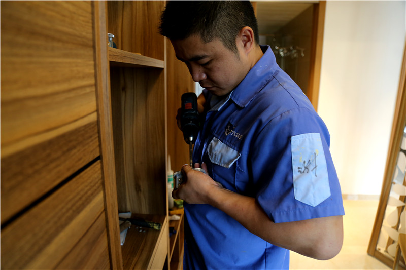 沒(méi)有太多的寒暄，馬上投入到工作中