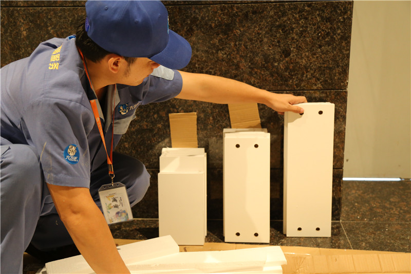 左右手家具安裝師傅耐心的等待客戶，遵守契約精神