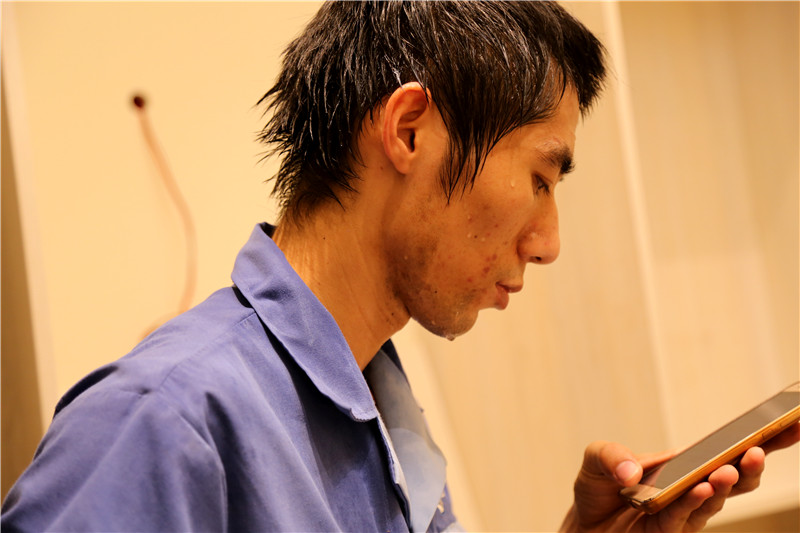 左右手家具安裝師傅頭發(fā)像剛從水里面出來，汗水不間斷的從頭發(fā)上流下來