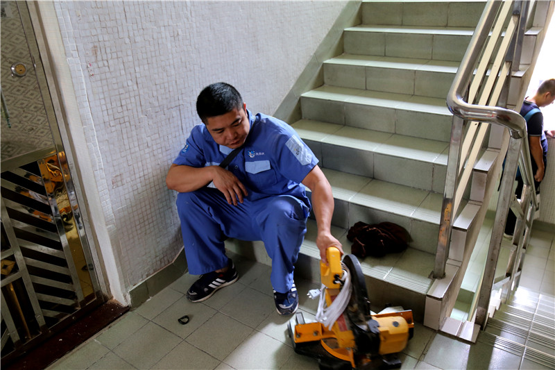 左右手家具安裝師傅在樓梯口提前等著業(yè)主的到來(lái)