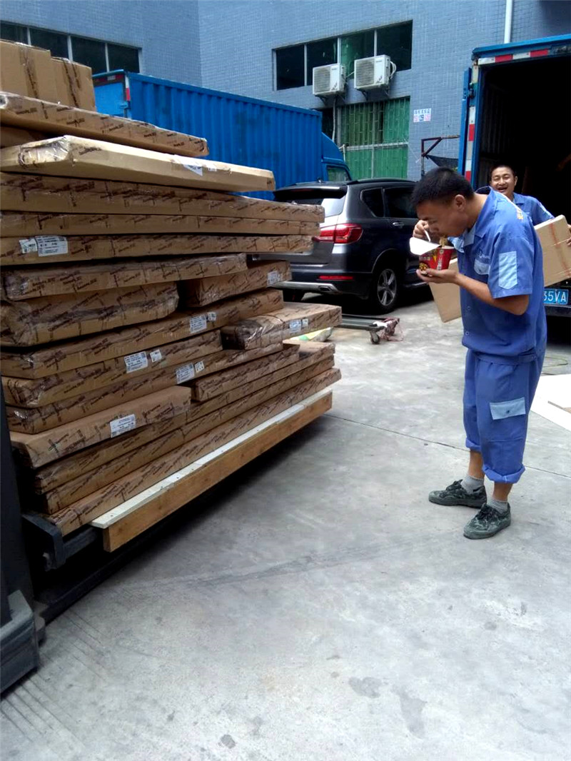 左右手家具安裝師傅為了盡快完成業(yè)主的囑托，午餐方便面解決