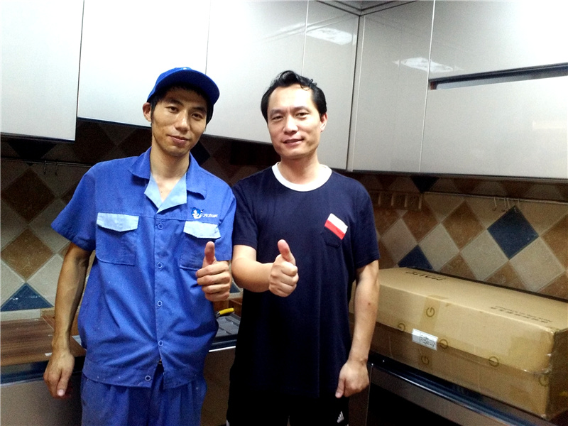 左右手家具安裝師傅與客戶(hù)留影，客戶(hù)的滿(mǎn)意才是我們追求的目標(biāo)