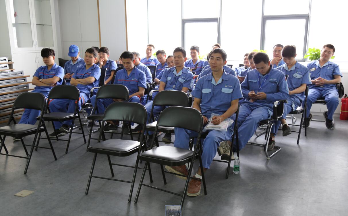 左右手衣柜安裝師傅進行上課中 左右手衣柜安裝師傅進行上課中