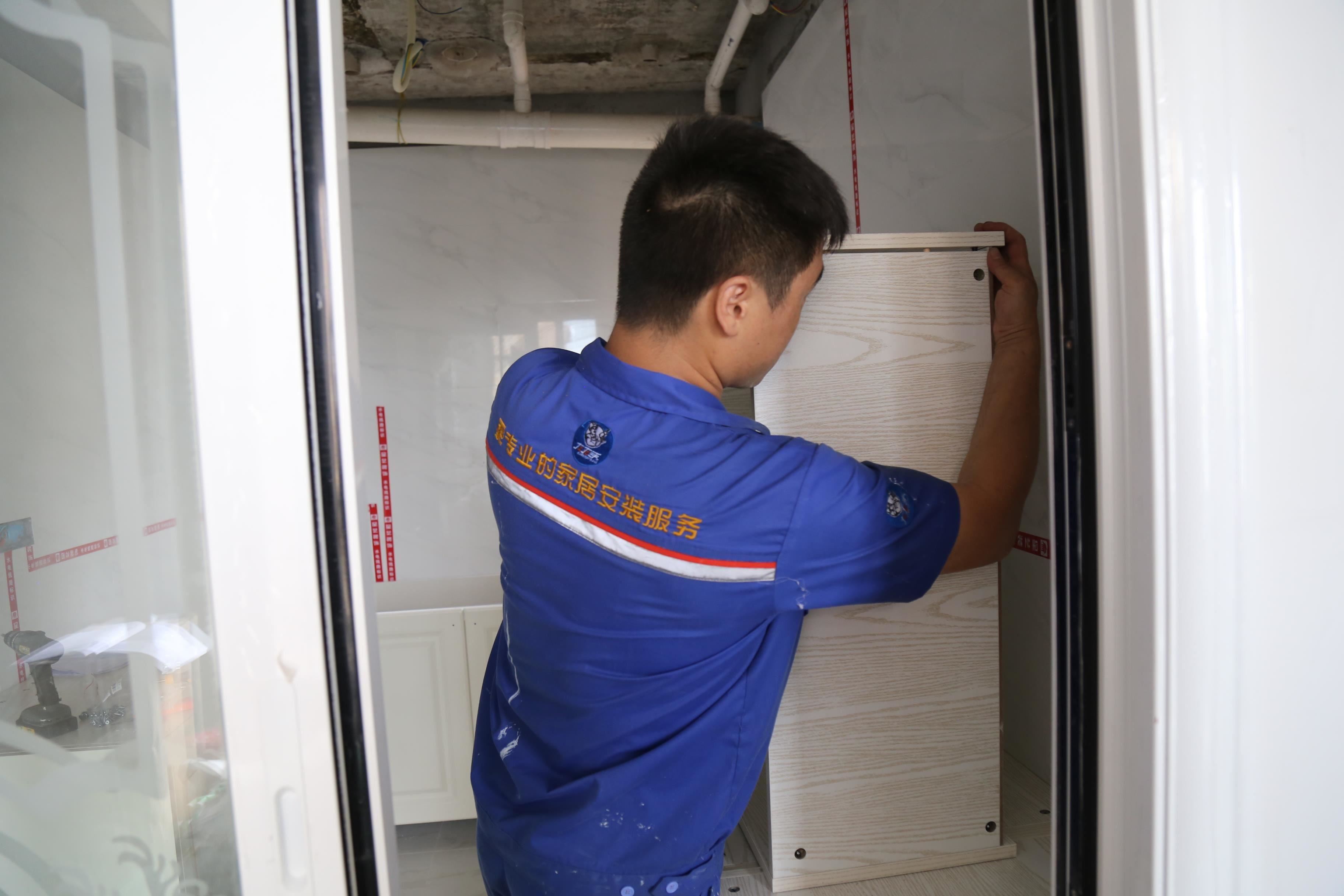 左右手櫥柜安裝師傅現場安裝中