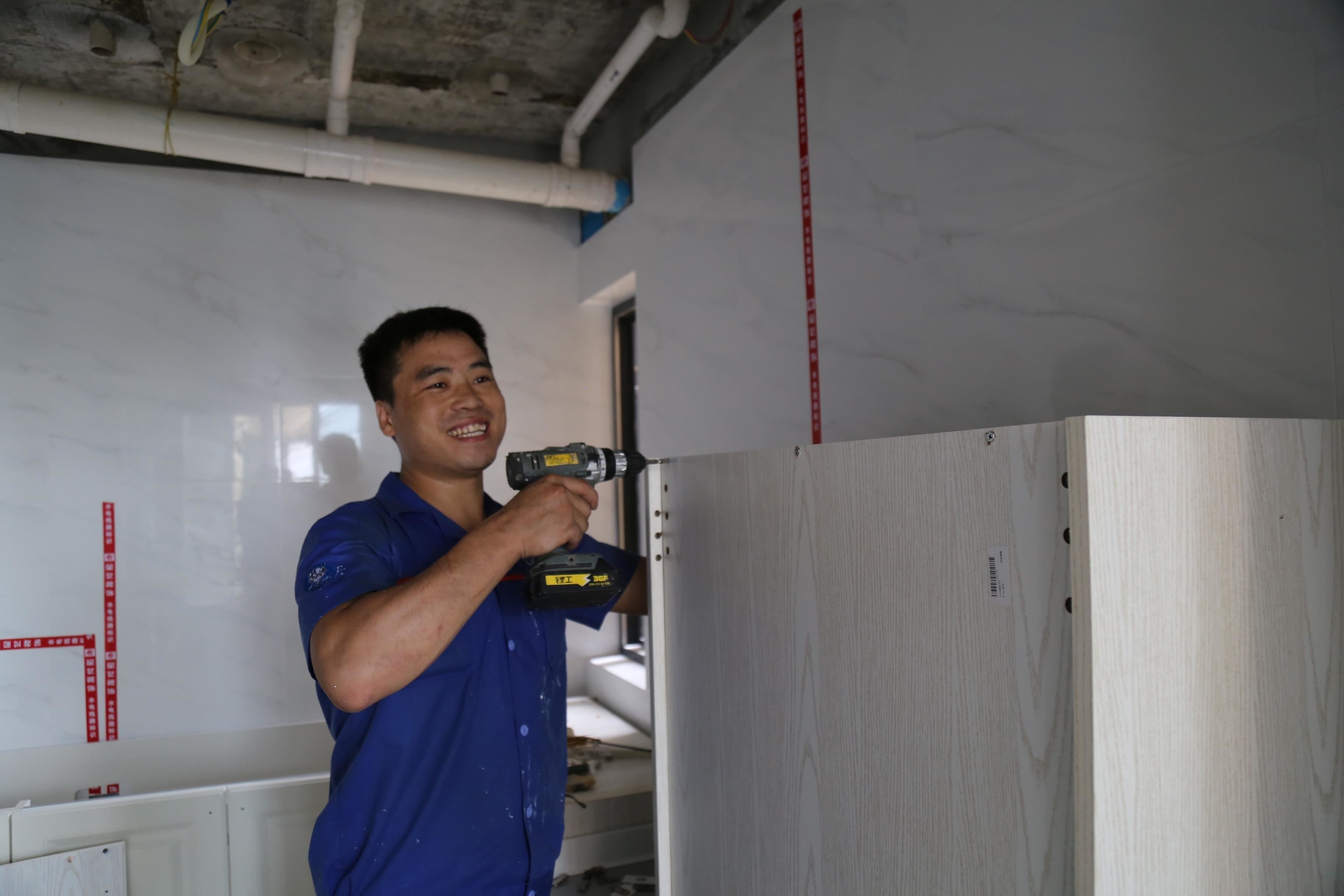 左右手李師傅櫥柜安裝現場