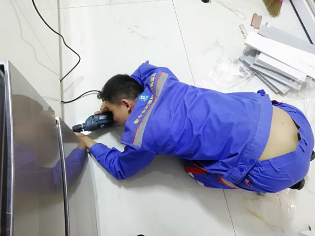 每一次安裝服務(wù)背后，都是安裝師傅們無數(shù)次的跪地而行3