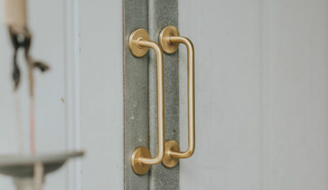 安裝衣柜門把手的正確方法，衣柜門把手安裝過程