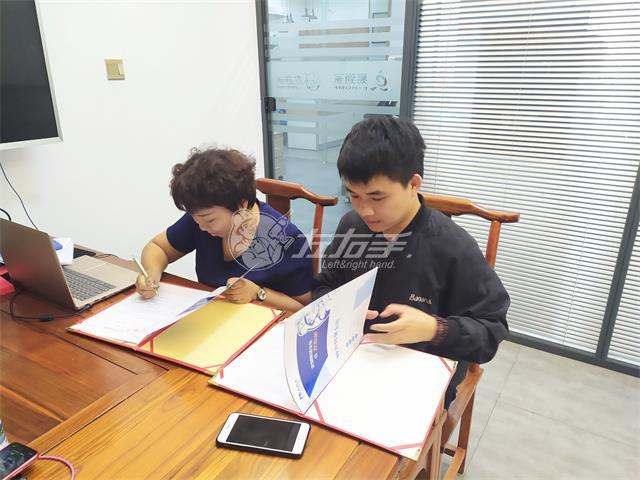 他是一個(gè)90后設(shè)計(jì)師，也是左右手第51家城市服務(wù)商