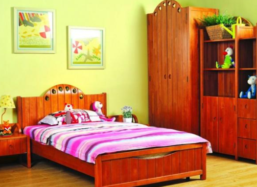 陽光直射(紫外線侵蝕)、空氣、潮濕等因素會(huì)導(dǎo)致漆膜老化分解，從而變黃。所以即使是最好的家具漆，也要注意保護(hù)，避免家具長期暴露在陽光直射或潮濕的環(huán)境中。