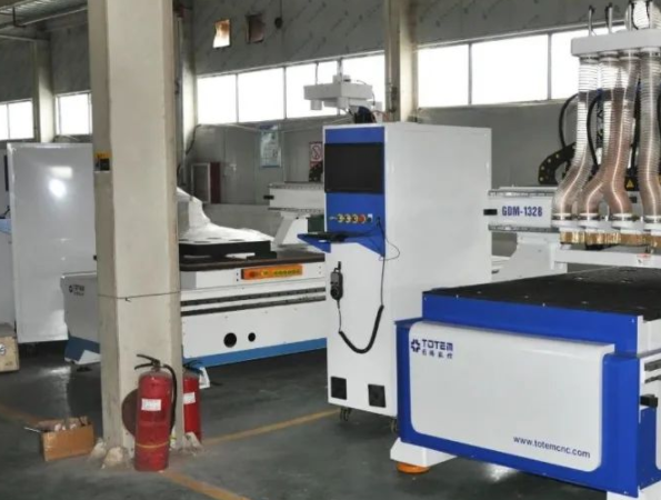 板式家具十大品牌：板式家具數(shù)控開料機(jī)有什么優(yōu)缺點(diǎn)？