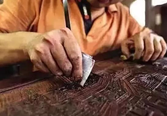 噴砂磨料加工:實木家具噴砂精磨，比人工高效，比傳統(tǒng)砂光靈活