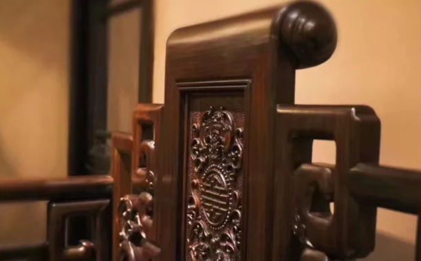 中國(guó)傳統(tǒng)紋飾：紅木家具紋飾內(nèi)的灰塵，究竟該如何保養(yǎng)，清塵