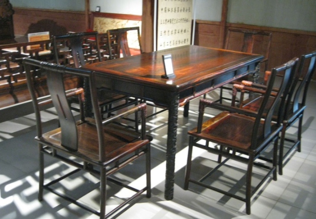 木頭工藝品：開(kāi)裂的紅木家具就不是好的紅木家具嗎？