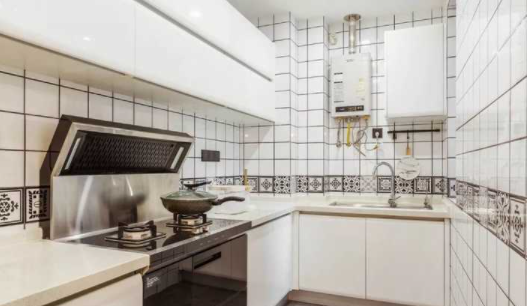 實(shí)木烤漆柜門：定制櫥柜門板的材質(zhì)應(yīng)該選什么，吸塑的還是烤漆的？