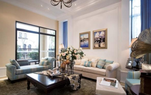 多功能圓茶幾：客廳沙發(fā)茶幾這樣搭，怎樣都不出錯(cuò)！