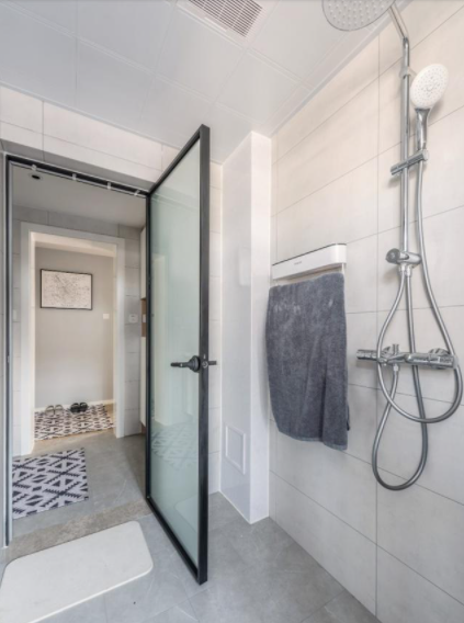 鋁合金家具鑄造：衛(wèi)生間門選鋁合金還是木門？