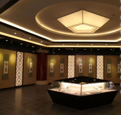 客廳立式展示柜，現(xiàn)代中式展示柜該如何設計？