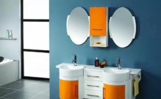 實(shí)木浴室柜定制：多層實(shí)木的櫥柜浴室柜是不是完全不能碰一點(diǎn)水？