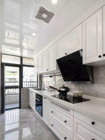 廚房裝修工程：廚房裝什么窗簾比較好打理？