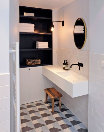 家庭收納技巧：衛(wèi)生間并非得裝浴室柜，需要收納裝塊隔板就好了