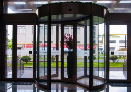 煙臺(tái)旋轉(zhuǎn)門維修：酒店不銹鋼旋轉(zhuǎn)門的好處有哪些？