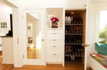 家居風水禁忌：鞋柜擺放風水禁忌有哪些,鞋柜放門外好還是門內(nèi)好