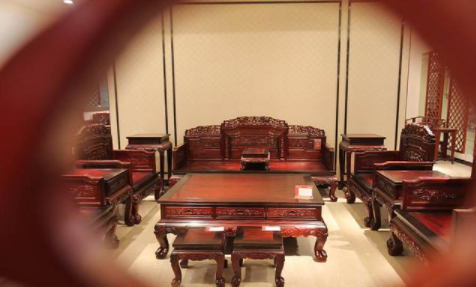 木制家具展柜：木制家具與鋁制家具 看哪個(gè)更適合你？