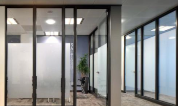 浴室磨砂玻璃隔斷：玻璃隔斷有什么優(yōu)點(diǎn)？玻璃隔斷安全系數(shù)高不高？