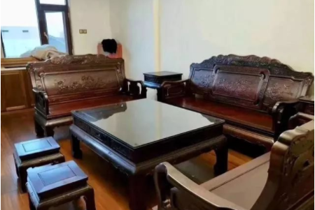 紅木的種類知識：紅木茶幾上需要放玻璃嗎？