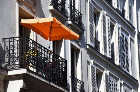 現(xiàn)代簡(jiǎn)約風(fēng)的鐵藝家具如何選購(gòu)？