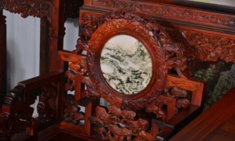 木雕工藝品圖片：紅木家具復(fù)雜的雕工，根本簡(jiǎn)單不起來(lái)