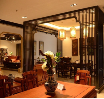 紅木家俱知識：客廳里紅木家具配什么樣的燈好？