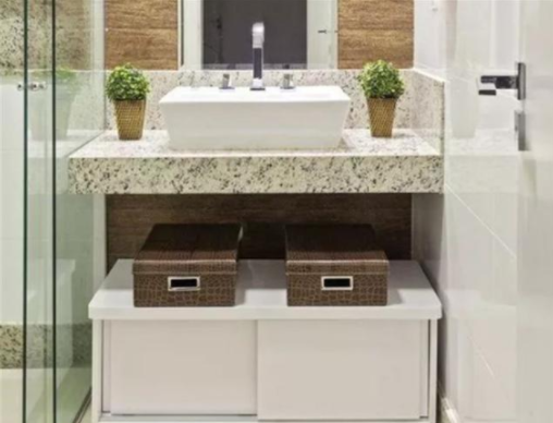 歐式實木浴室柜：衛(wèi)生間別裝浴室柜了！換成一塊板+移動立柜，收納靈活還省地兒