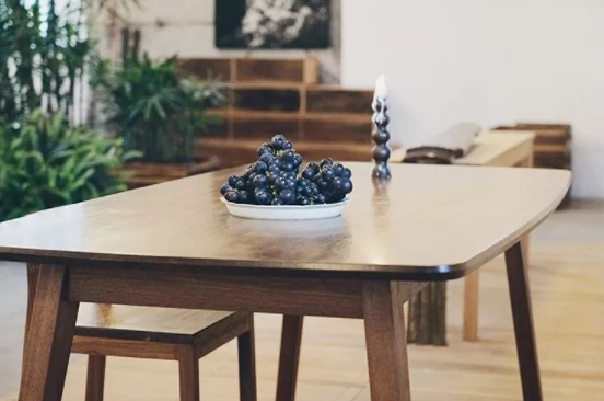 山東實(shí)木家具價(jià)格：實(shí)木家具保養(yǎng)是用油好還是蠟好？