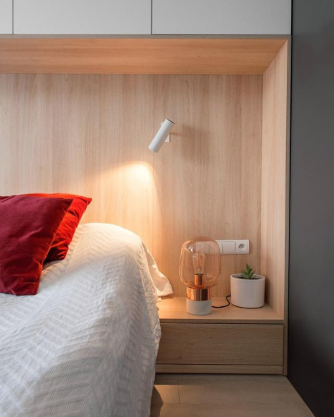 臥室設(shè)計說明圖：裝修，臥室床頭柜設(shè)計，燈光搭配有氛圍感