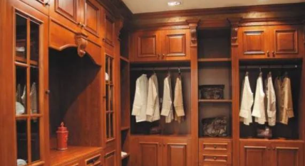 實(shí)木家具衣柜：臥室裝修建議定制實(shí)木衣柜，實(shí)木衣柜優(yōu)點(diǎn)真是很多！