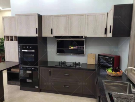 沈陽實(shí)木整體櫥柜：全鋁櫥柜和實(shí)木櫥柜相比，它的優(yōu)勢究竟在哪呢？